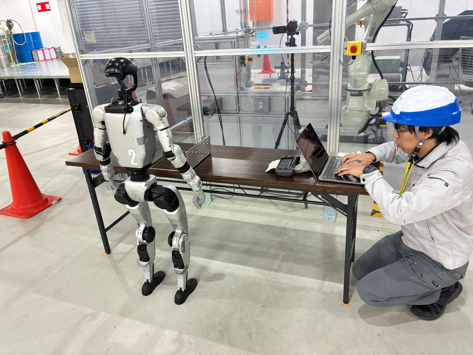 Unitree G1 の待機状態と操作エンジニア