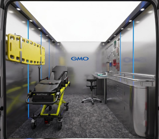 GMOヒューマノイド救急車の車内。左に担架と固定具、右に作業台と工具パネル（GMO AI&ロボティクス商事）